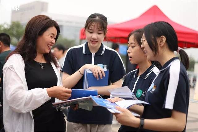 中職招生咨詢會現場火爆 升學就業雙軌并行，職業教育前景廣闊